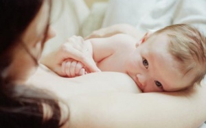 Úc: Em bé hồi sinh sau 2 tiếng được mẹ ôm ấp từ biệt