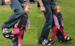 Khung nâng giúp trẻ khuyết tật đi được cùng cha mẹ