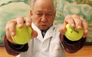 Tập bóp bóng phòng trị thoái hóa khớp tay