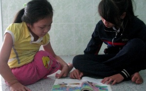 Cô bé 6 năm liền làm 'chân' của bạn!