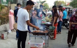 'Vô tư' thưởng thức ẩm thực đường phố