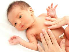 Massage đúng cách giúp bé sinh non tăng cân