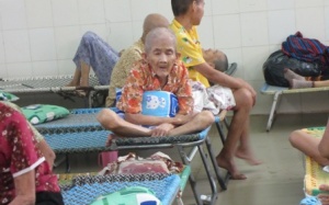 Phận buồn người già phải dưỡng lão ở chùa