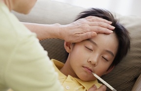 Chỉ cho trẻ uống thuốc hạ sốt khi nhiệt độ cơ thể trên 38,5 độ C