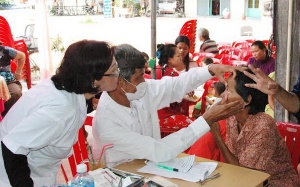 Bác sỹ Việt Nam khám chữa bệnh miễn phí ở Campuchia