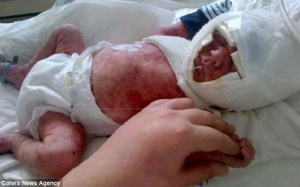 Con khóc mà mẹ đành ngồi nhìn