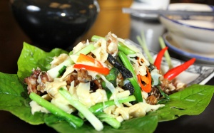 Ếch xào măng với lá lốt