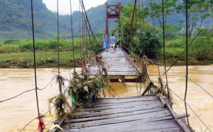 Miền Trung: Chênh vênh nguy hiểm cầu treo