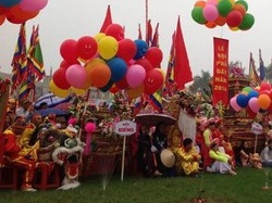 Du khách đổ về khai hội Phủ Dày