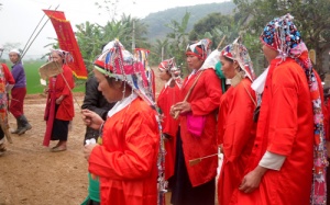 Thanh Hóa: Tục lệ nàng dâu mặc áo đỏ đội tang