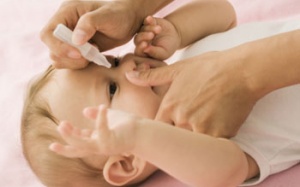 Mẹ tự ý nhỏ thuốc, con nguy cơ bị mù