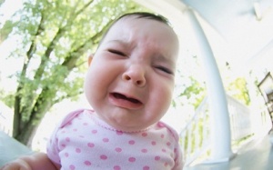 Bé khóc dai: Dỗ hay... kệ?