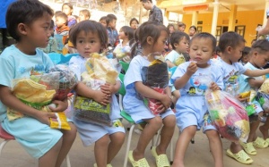 Hơn 300 suất quà dành tặng trẻ mầm non Mồ Dề