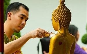 Lễ tắm Phật trong ngày Tết té nước ở Thái Lan