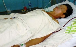 Con trai bị tâm thần dùng kéo đâm trúng tim cha