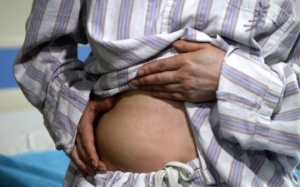 Bi hài chuyện ngực cấy ghép “chạy” xuống bụng và lưng