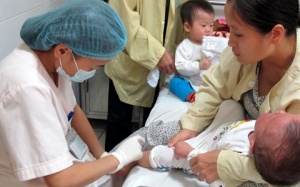 Nhận biết trẻ sốt virus để phân biệt với sởi