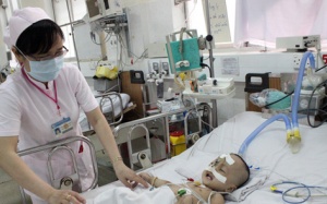 Sự sống mong manh của bé trai suy giảm miễn dịch bẩm sinh