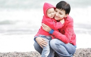 Giải mã 'bí ẩn' đằng sau cái ôm của bé