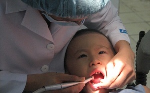 Lại một bé trai 4 tuổi nuốt phải kim lúc chữa răng