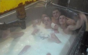 Nga: Nhà máy đóng cửa vì công nhân tắm trong… sữa