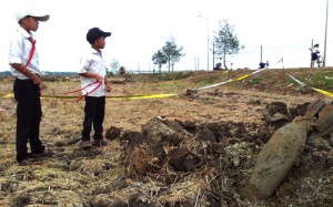 Thờ ơ với bom 'khủng' nằm gần trường học