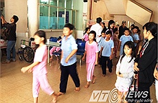 Hơn 50 học sinh đi cấp cứu do ngộ độc thực phẩm