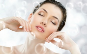 Mẹo chăm da dầu ngừa mụn trong mùa hè