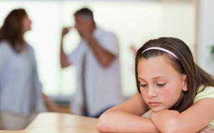 Khi con giữa hai 'làn đạn'...