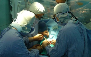 Phẫu thuật tật tim cho trẻ 23 ngày tuổi