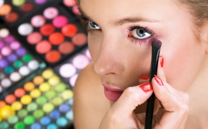 Sử dụng phấn mắt để không 'phá mặt'