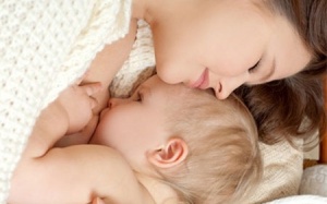 Cho con bú giúp ngừa viêm khớp dạng thấp