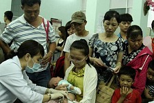 TPHCM: Người dân ùn ùn đi chích ngừa sởi