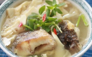 Canh cá nấu măng cho bữa tối