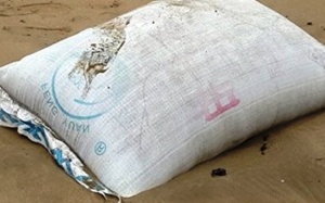 Thanh Hóa: Vớt hơn 100 bao tải chứa chất hôi thối trôi trên biển