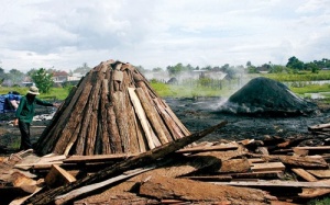 Khói buồn làng than