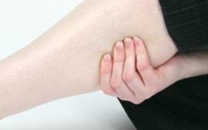 Thường xuyên bi tê chân tay, có phải do thiếu chất?