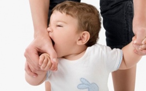 10 thói quen kỳ lạ của trẻ mới biết đi