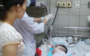 Cứu sống bé 11 ngày tuổi mắc sởi kèm biến chứng