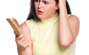 Cảnh báo chứng rụng tóc khi vào hè.