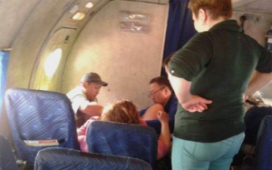 Sản phụ sinh đôi trên máy bay