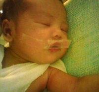 Bé 7 ngày tuổi bị y tá dán miệng vì khóc