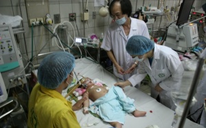 Hai bệnh nhi sởi nặng đã xuất viện