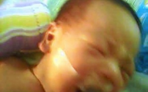 Phẫn nộ y tá dùng băng keo dán miệng trẻ sơ sinh