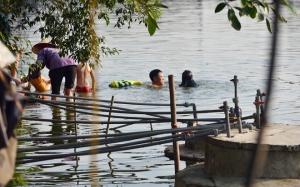 Cảnh người dân Hà Nội sinh hoạt bằng nước ao tù