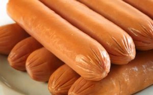 Ăn xúc xích bị sặc, bé trai 8 tháng tuổi tử vong