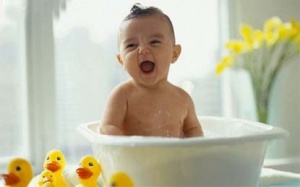 Trẻ bị rôm sảy, càng bôi phấn rôm càng nặng?