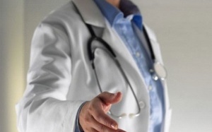 Bắt tay bác sĩ cũng nguy hại như hút thuốc lá?