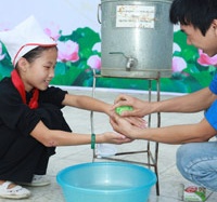 Rửa tay với xà phòng ngừa bệnh cho trẻ