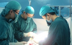 Một thanh niên suýt mất 'của quý' vì bơm silicon làm tăng kích cỡ